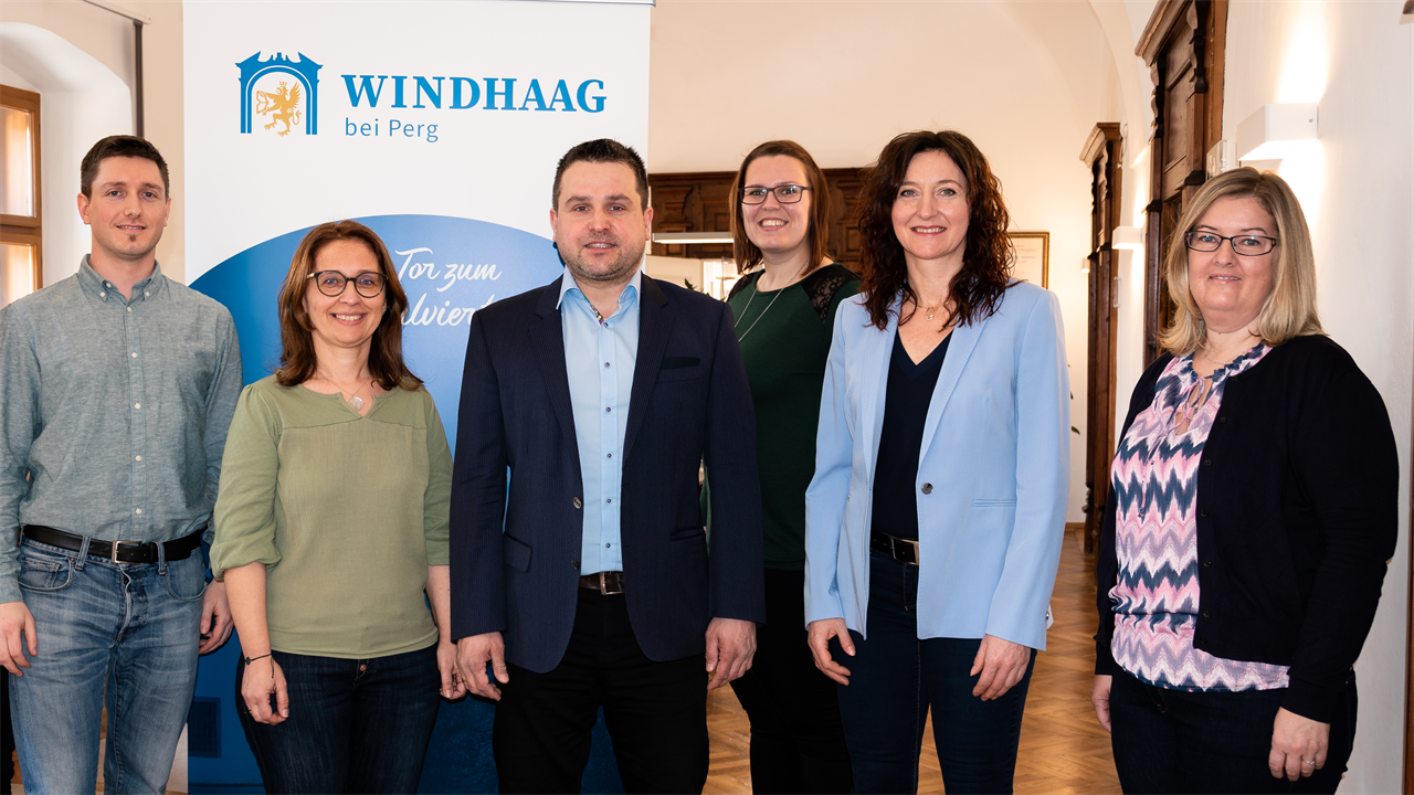 Die Mitarbeiter des Gemeindeamtes Windhaag bei Perg mit Bgm. Bettina Bernhart